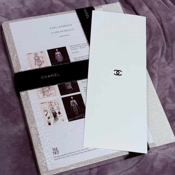 KARL LAGERFELD: A LINE OF BEAUTY - HARDCOVER COFFE TABLE BOOK - Picture 3 of 3